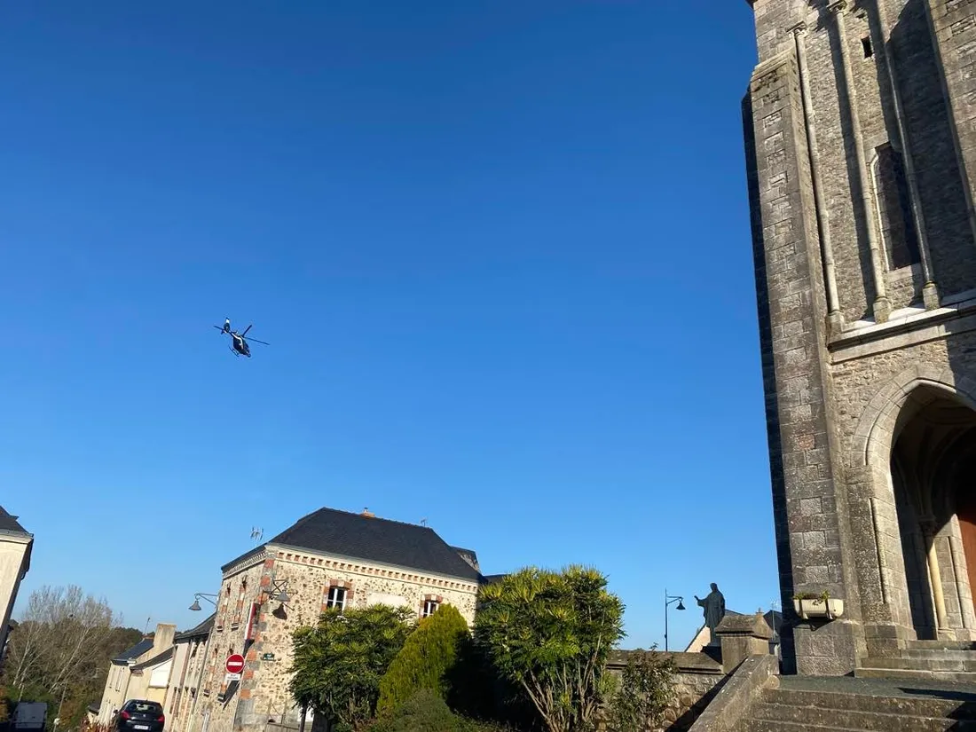 Hélicoptère au-dessus de Saint-Brice